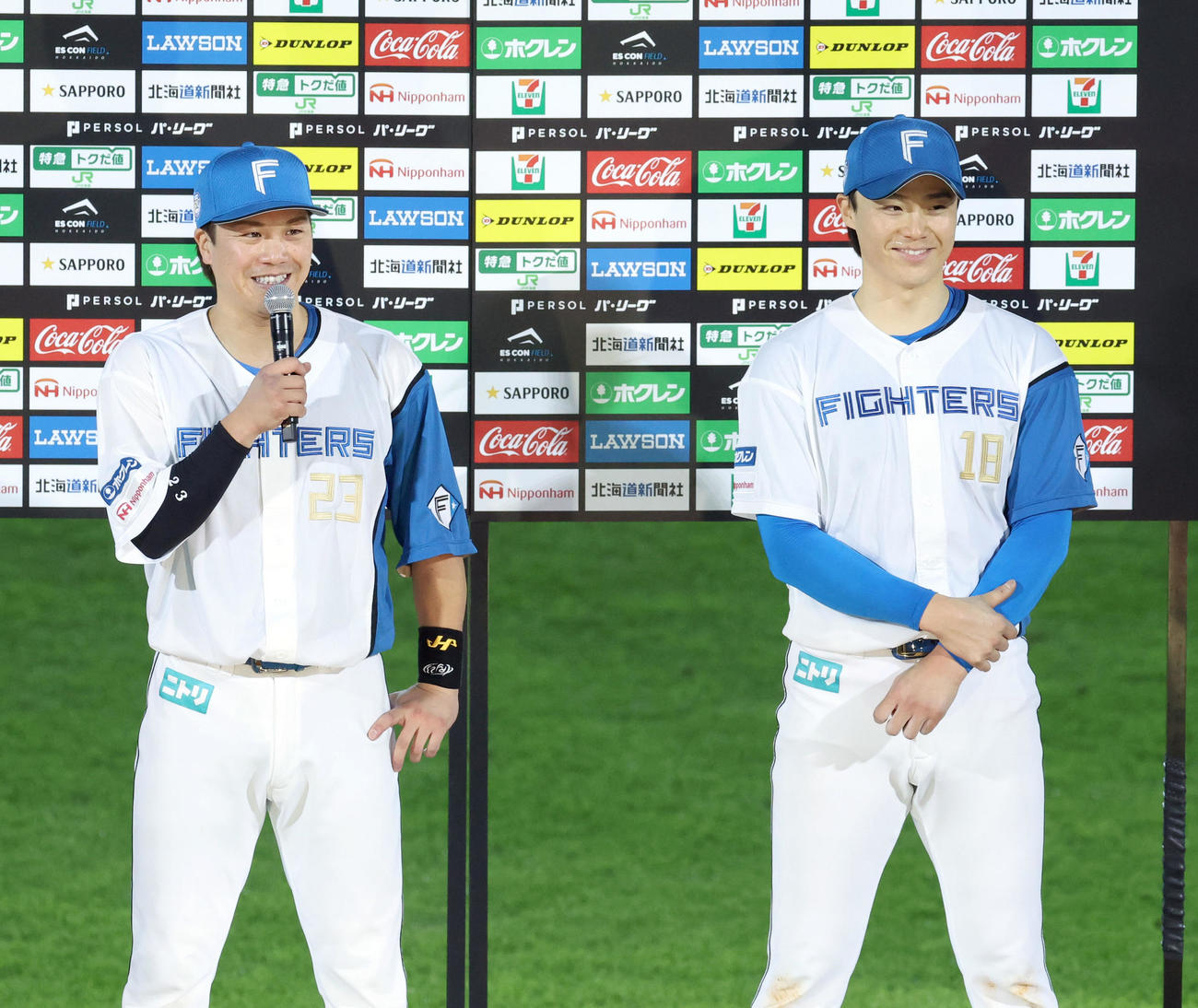 日本ハム対西武　西武に勝利し笑顔でインタビューに応じる伏見（左）と山崎（撮影・佐藤翔太）
