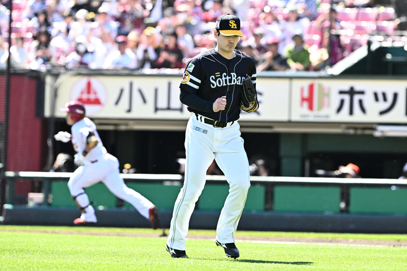 楽天対ソフトバンク　2回裏楽天無死一、三塁、平良（後方）に先制適時打を許す有原（撮影・滝沢徹郎）