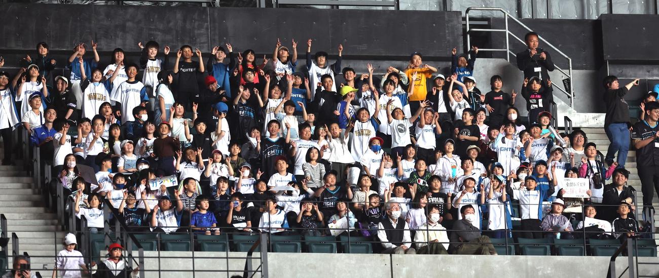 日本ハム対西武　スタンドで応援する小学生（撮影・黒川智章）