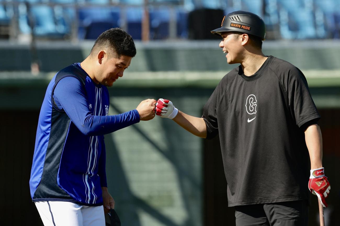 巨人対DeNA　試合前、グータッチを交わすDeNA筒香（左）と巨人坂本（撮影・河田真司）