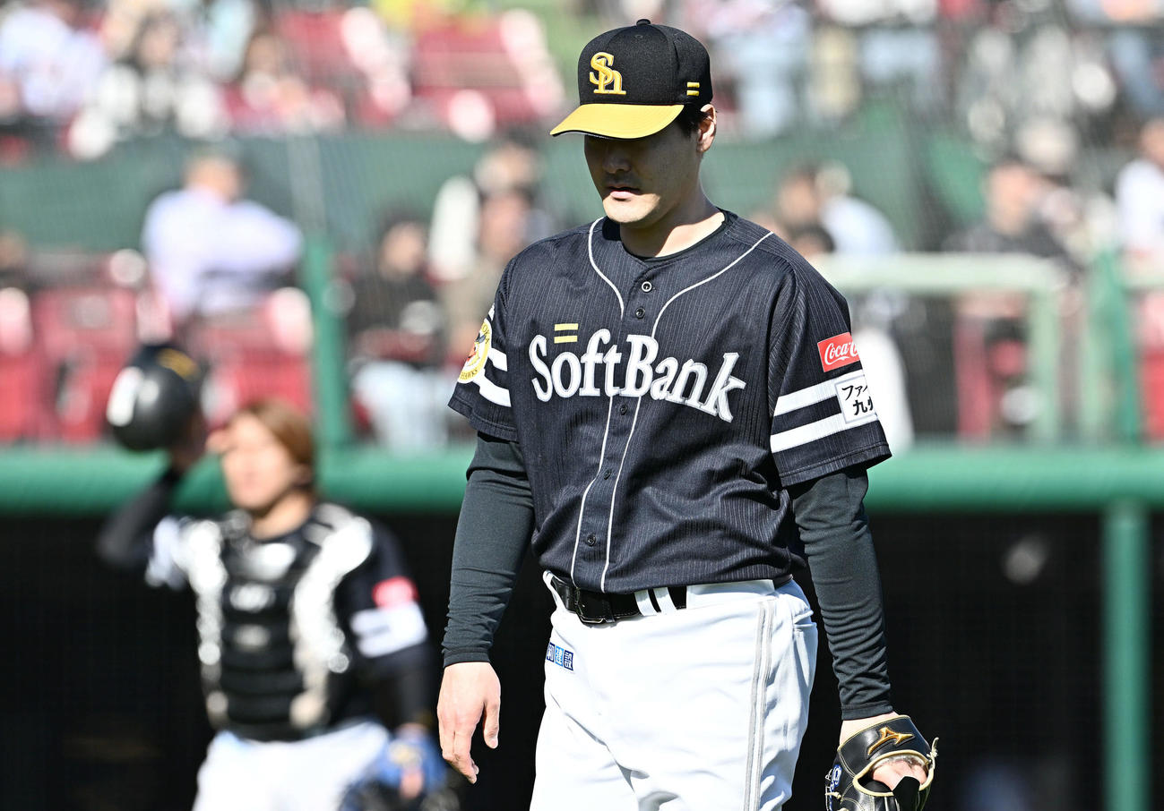 楽天対ソフトバンク　6回裏を投げ終えたソフトバンク先発の有原は浮かない表情で引き揚げる（撮影・滝沢徹郎）