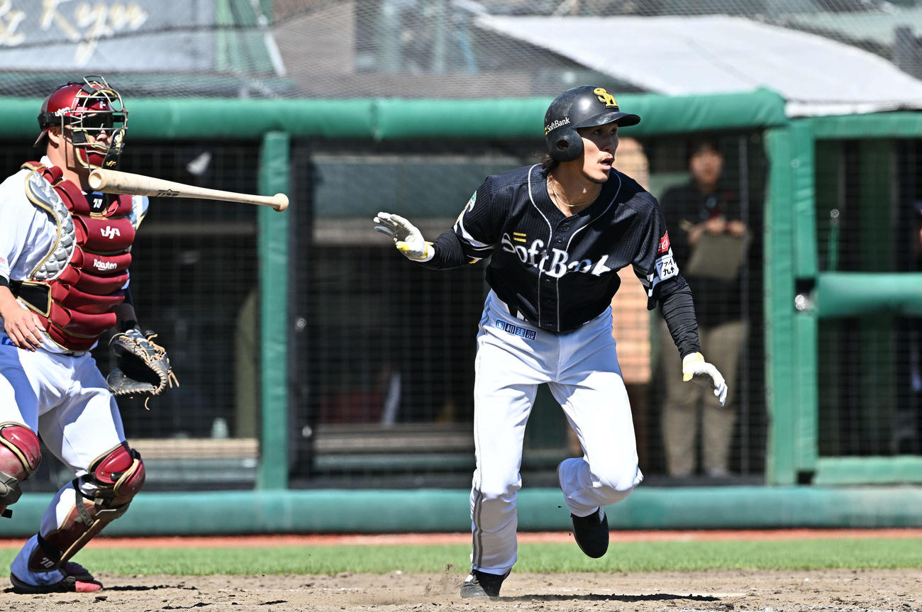 楽天対ソフトバンク　5回表ソフトバンク1死二塁、三森は右前適時打を放つ（撮影・滝沢徹郎）