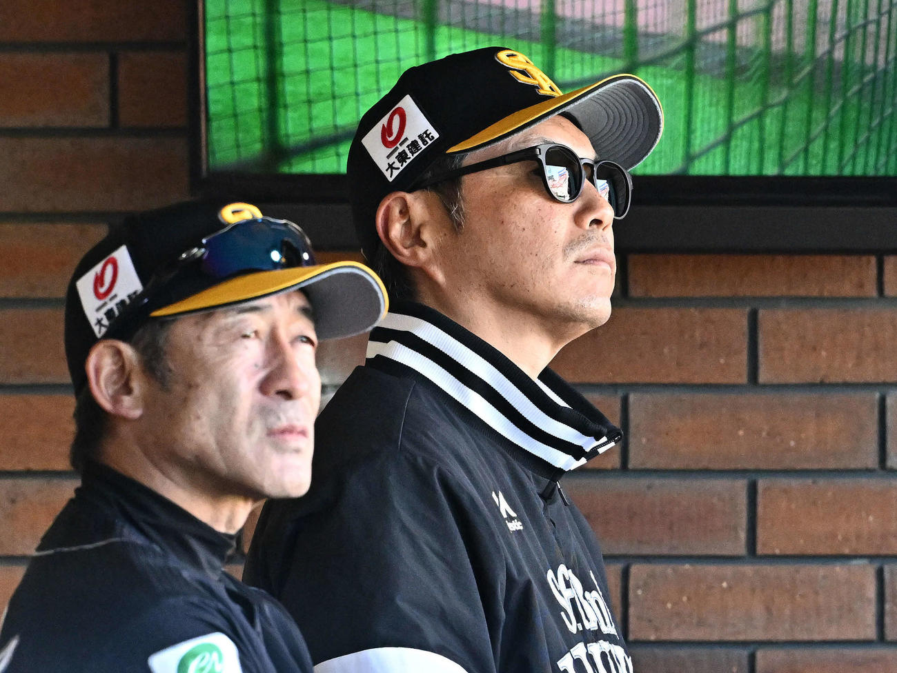楽天対ソフトバンク　戦況を見守るソフトバンク小久保監督（後方）（撮影・滝沢徹郎）