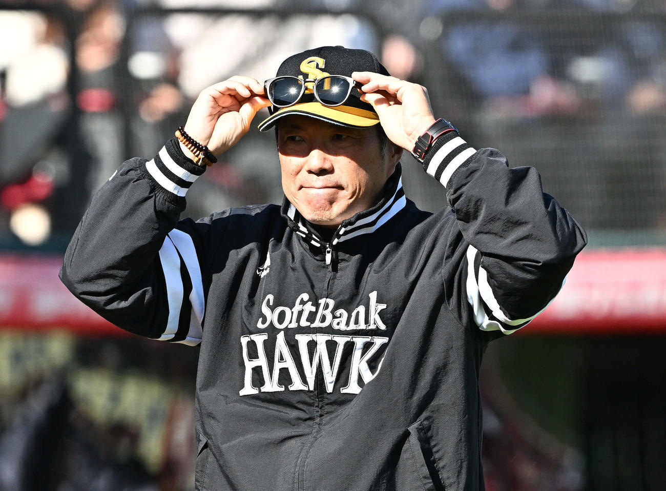 楽天対ソフトバンク　交代を伝えるソフトバンク小久保監督（撮影・滝沢徹郎）