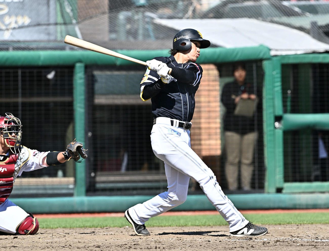 楽天対ソフトバンク　5回表ソフトバンク1死二塁、三森は右前適時打を放つ（撮影・滝沢徹郎）