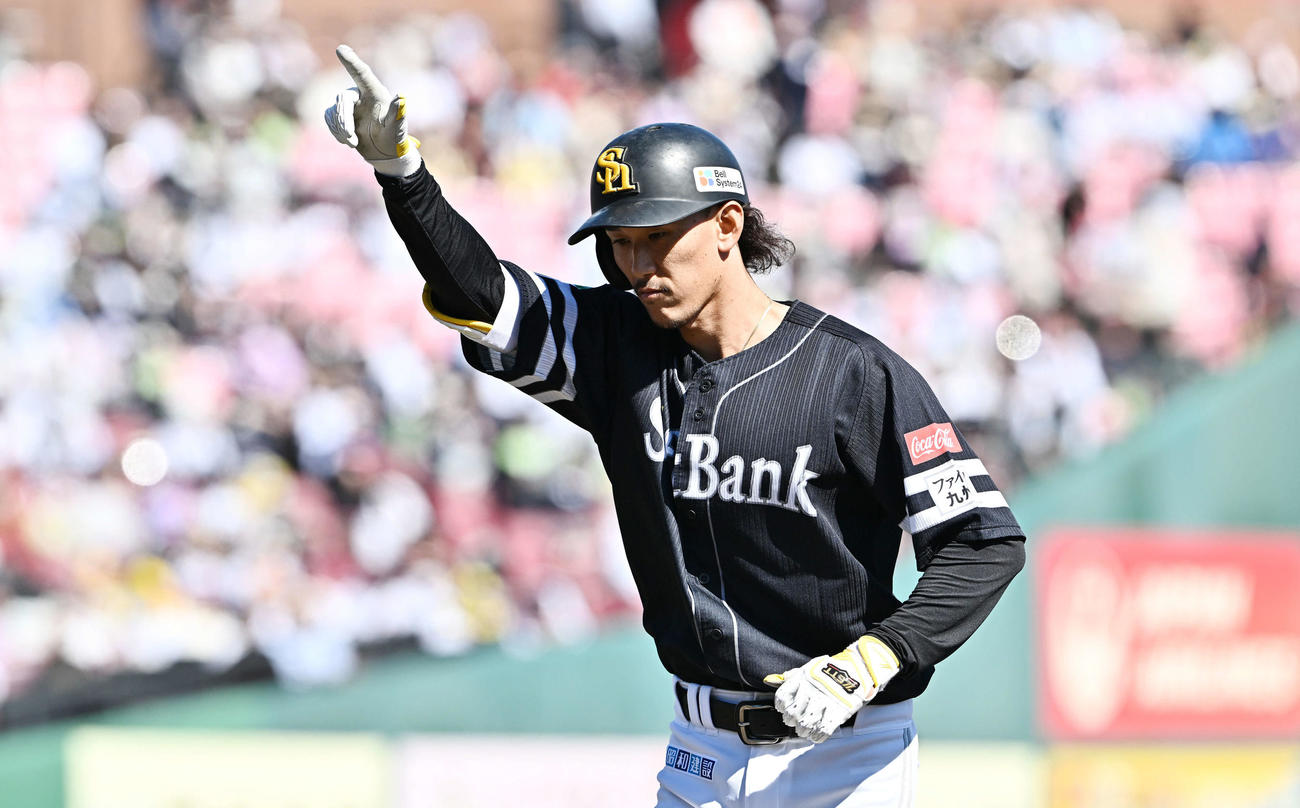 楽天対ソフトバンク　5回表ソフトバンク1死二塁、右前適時打を放った三森はベンチに向かってポーズを決める（撮影・滝沢徹郎）