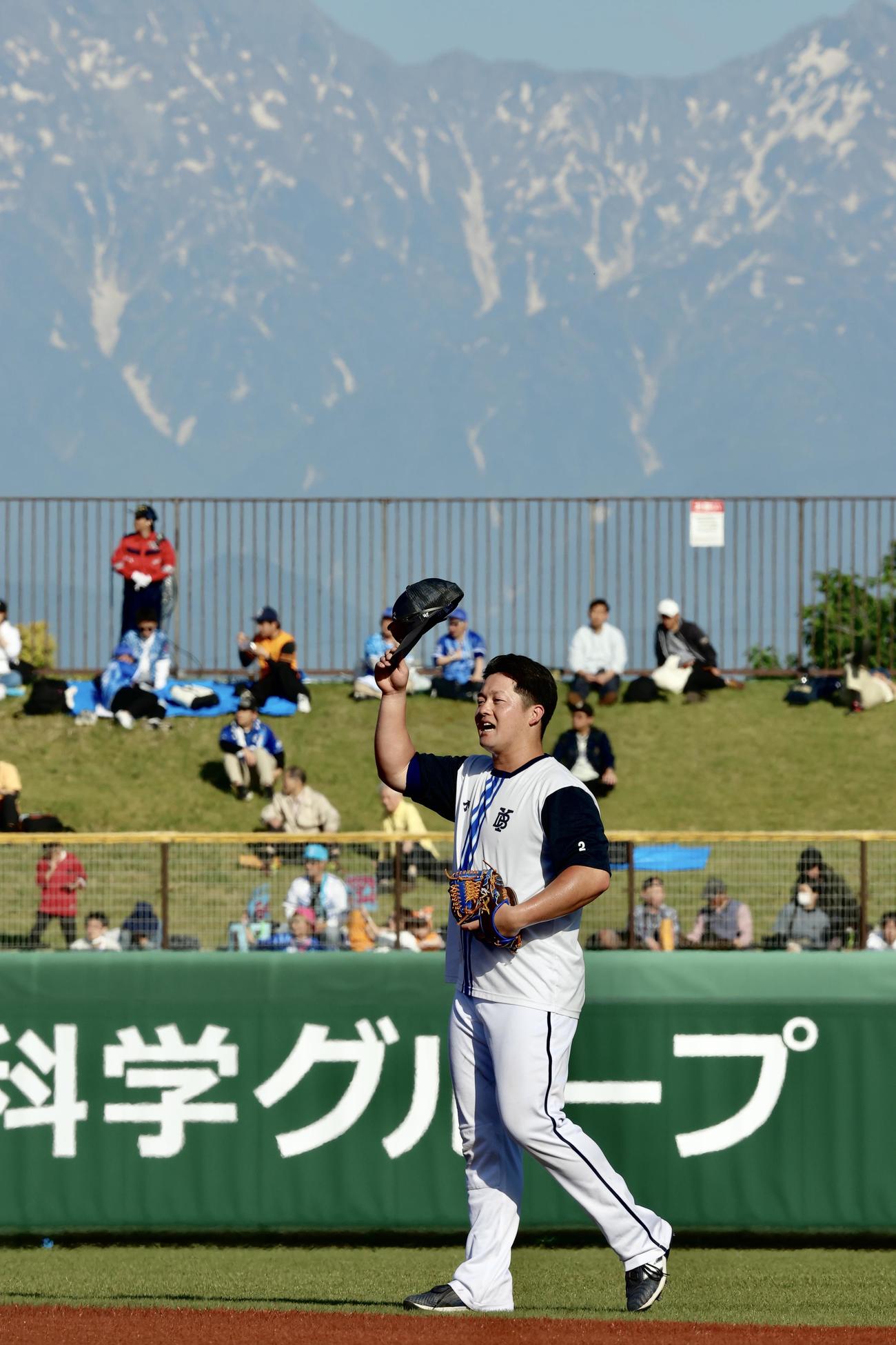 巨人対DeNA　試合前、立山連峰を背に練習に臨むDeNA牧（撮影・河田真司）