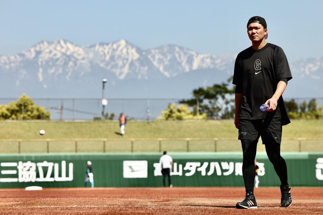 巨人対DeNA　試合前、立山連峰を背に練習に臨む巨人坂本（撮影・河田真司）