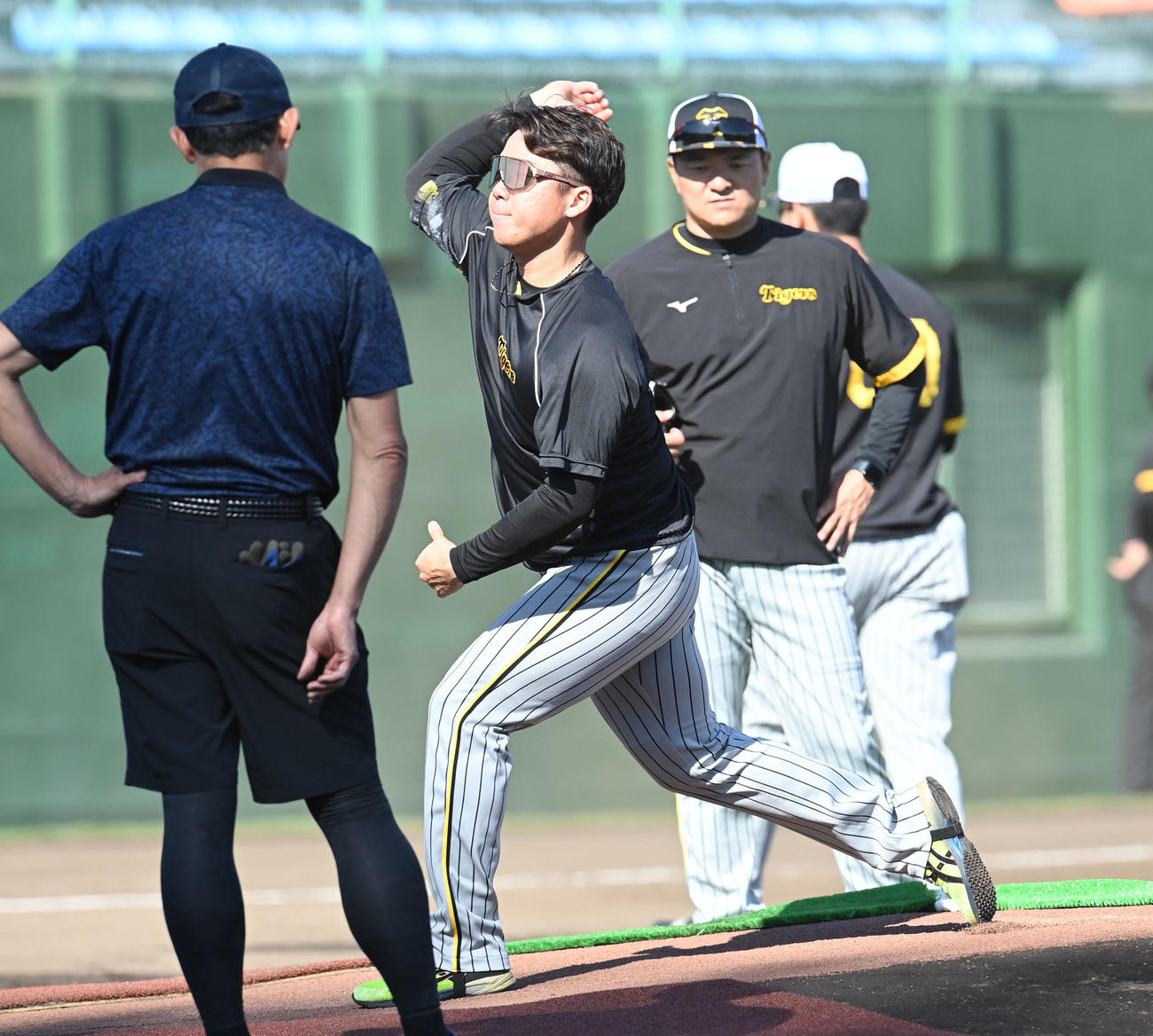 中日対阪神　試合前、マウンドの状態を確かめる村上（中央）（撮影・森本幸一）
