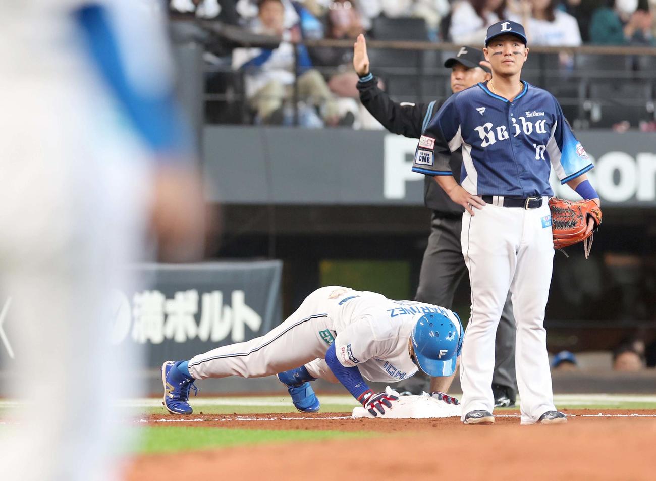 日本ハム対西武　3回裏日本ハム2死一塁、右翼線に適時三塁打を放ち塁上で腕立て伏せをするマルティネス（撮影・黒川智章）
