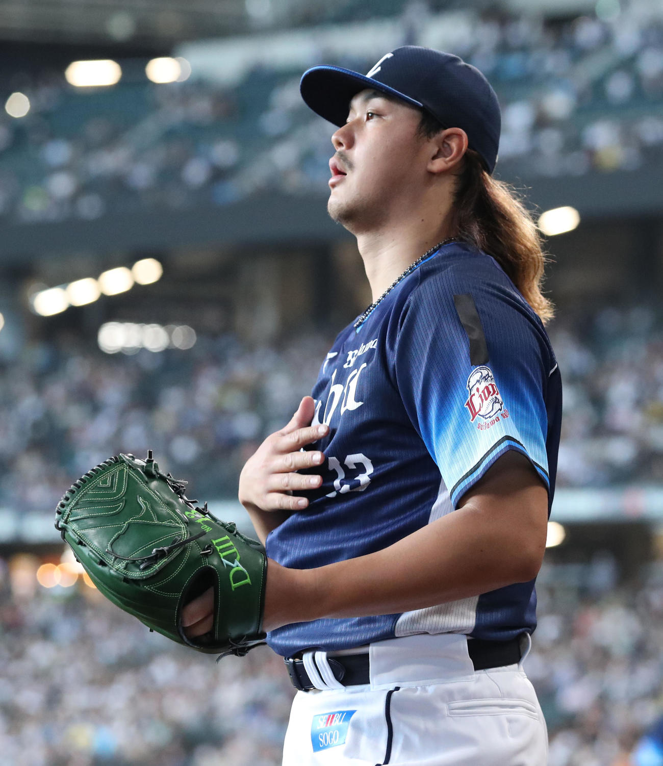 日本ハム対西武　他界した西武投手育成アドバイザーの清川氏への弔意を表し喪章をつける高橋（撮影・佐藤翔太）