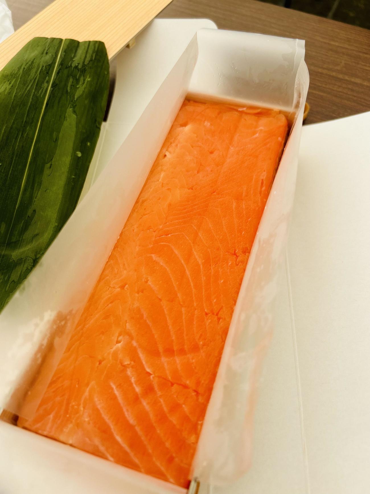 富山アルペンスタジアムで販売される「ますのすし本舗・源」のマスがぎっしり詰まった「押し寿司」