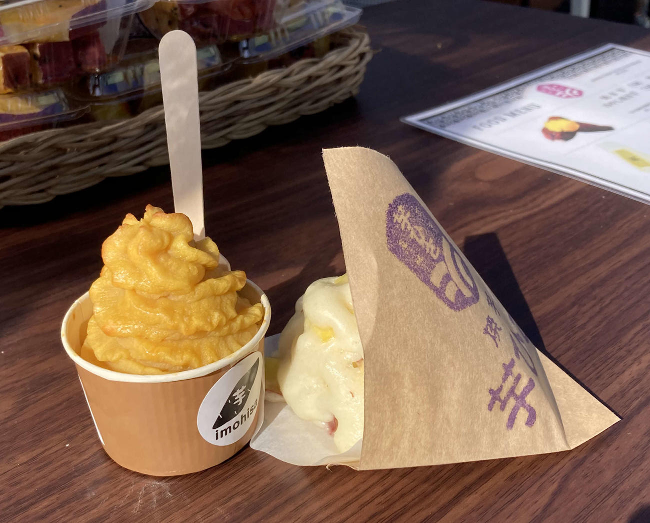 地元では有名な焼き芋、スイーツなどの専門店「芋ひさ」のスイートポテト（左）と鬼ひさ萬じゅう