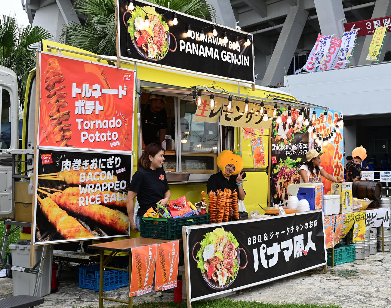 沖縄のBBQ屋台（撮影・和賀正仁）