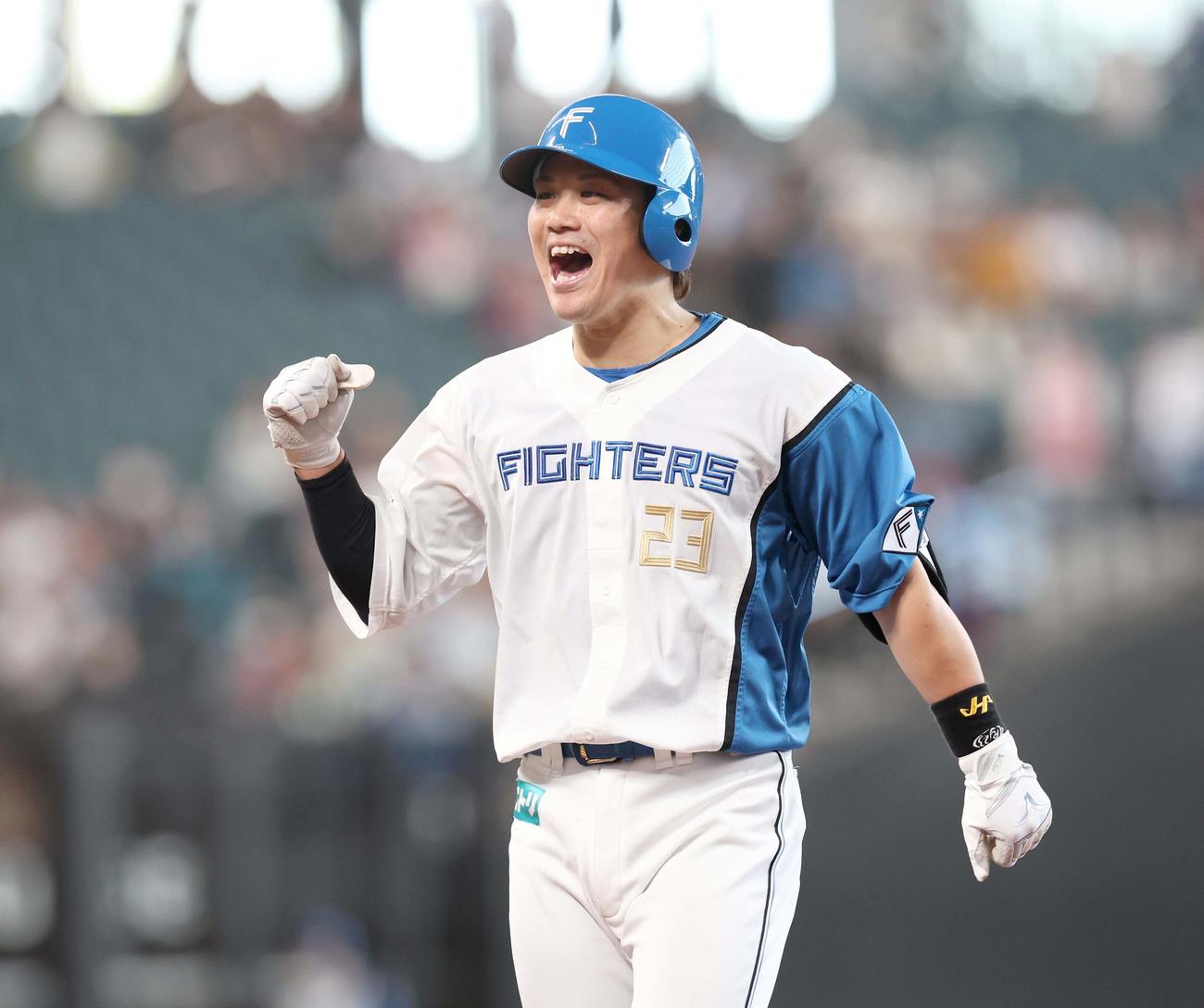 日本ハム対西武　2回裏日本ハム2死一、二塁、右前適時打を放ち笑顔でガッツポーズの伏見（撮影・黒川智章）