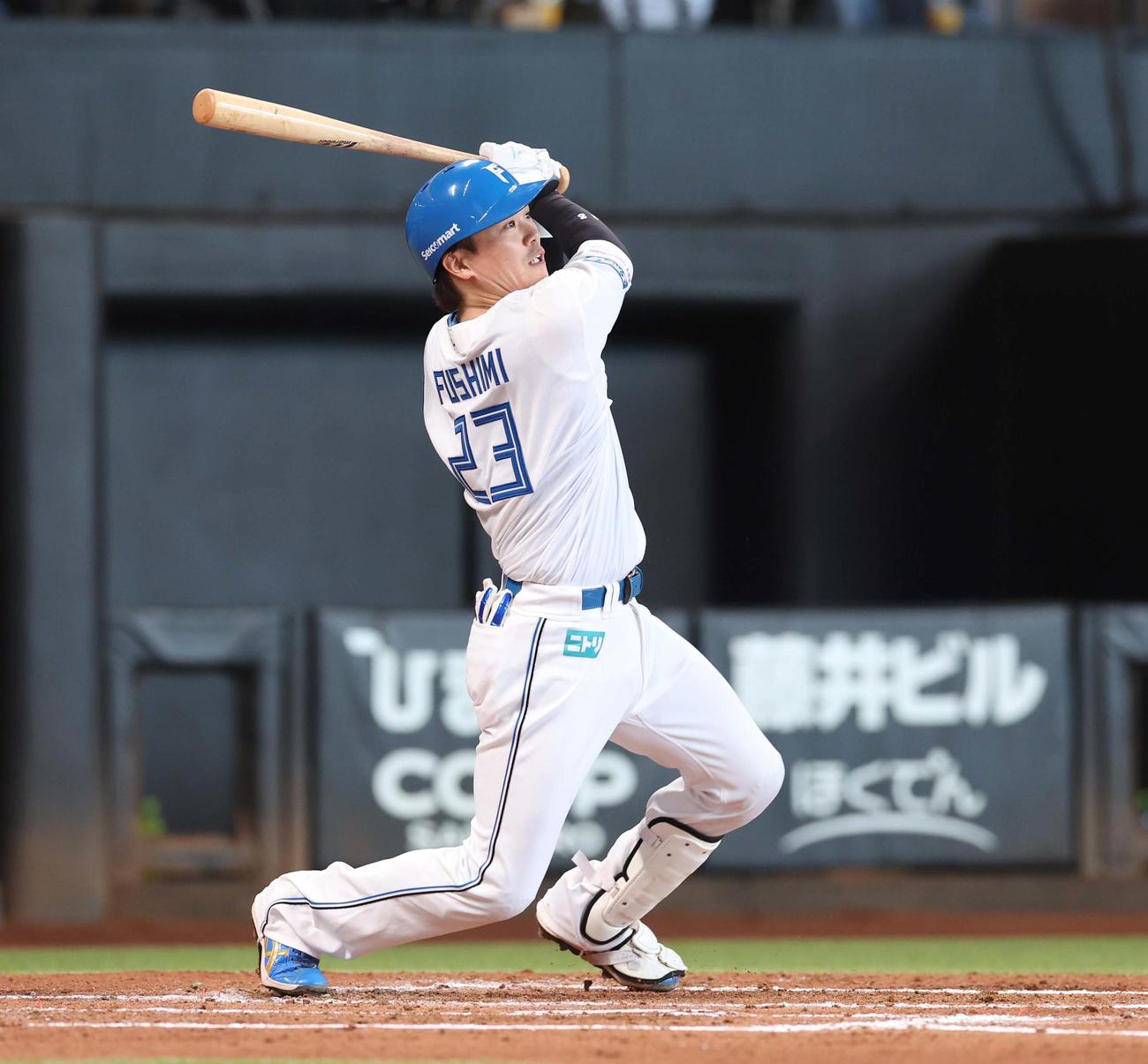 日本ハム対西武　2回裏日本ハム2死一、二塁、右前適時打を放つ伏見（撮影・黒川智章）
