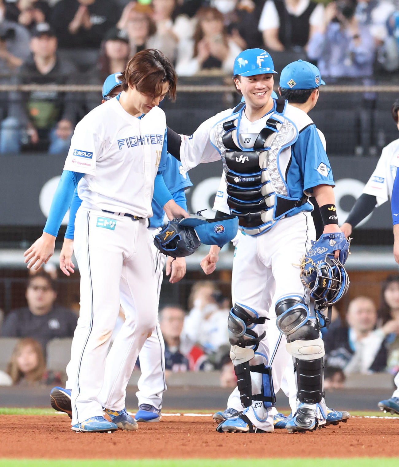日本ハム対西武　西武に完投勝利した山崎（左）を笑顔でたたえる伏見（撮影・佐藤翔太）