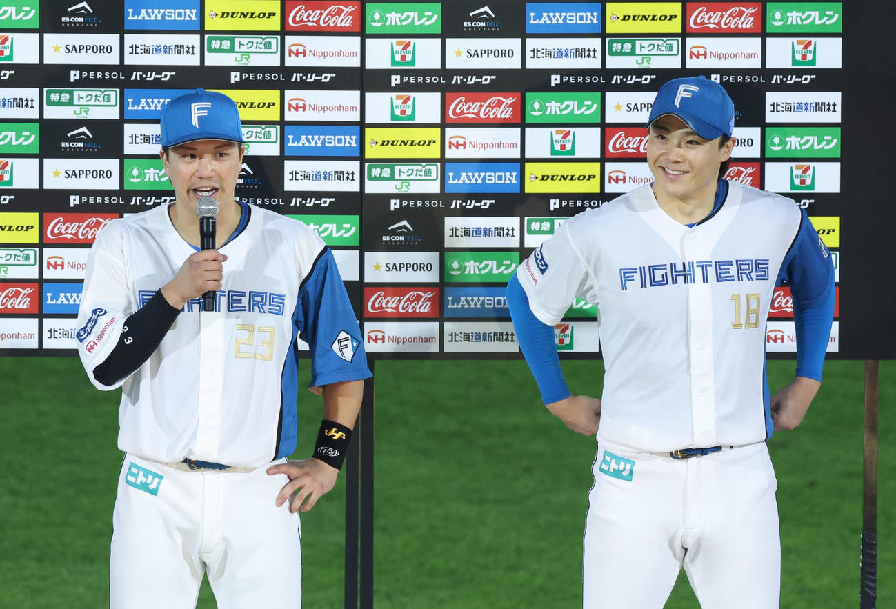 日本ハム対西武　西武に勝利し笑顔でインタビューに応じる伏見（左）と山崎（撮影・佐藤翔太）