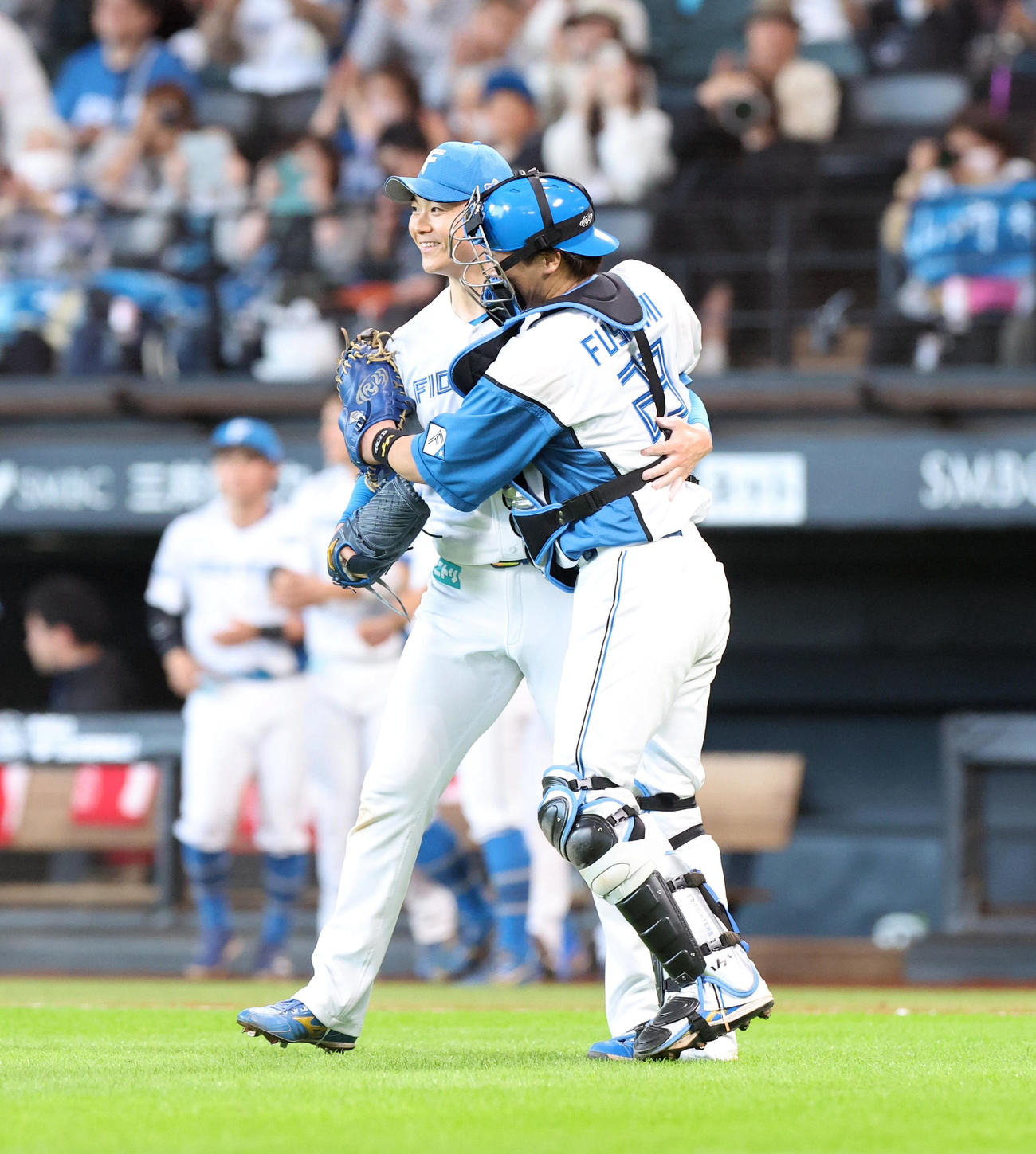 日本ハム対西武　西武に完投勝利し笑顔で抱き合って喜ぶ山崎（左）と伏見（撮影・佐藤翔太）