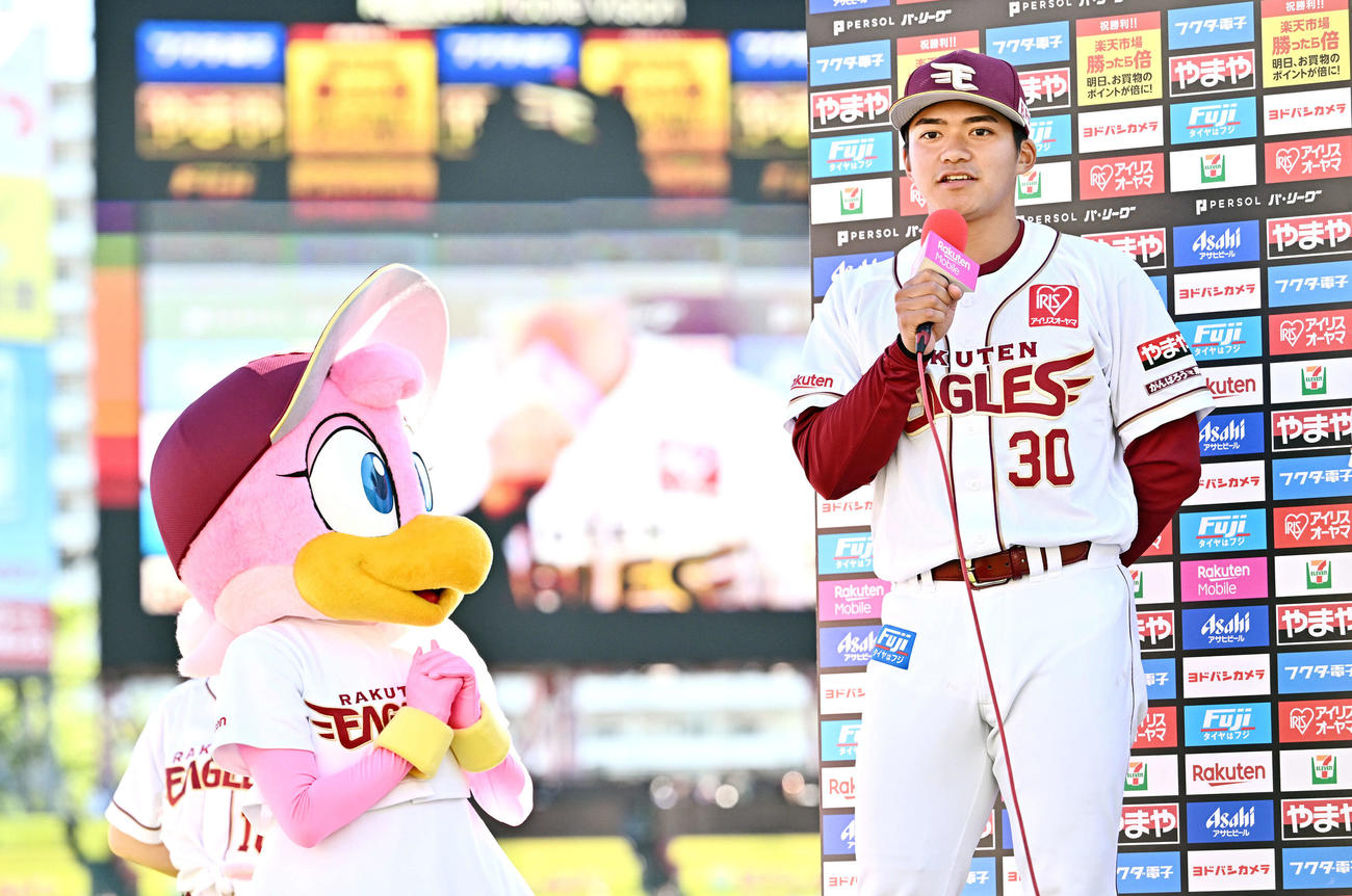 楽天対ソフトバンク　ヒーローインタビューを受ける楽天平良（撮影・滝沢徹郎）