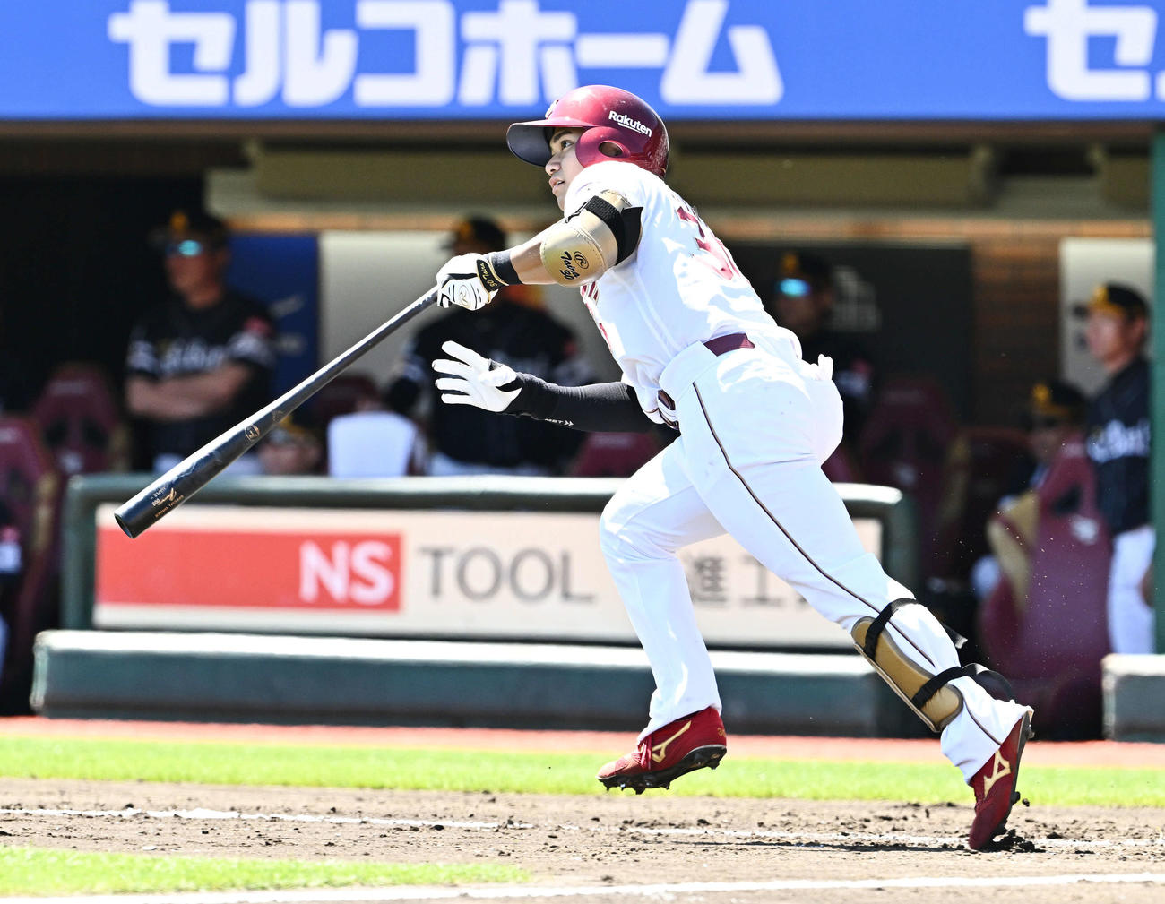 楽天対ソフトバンク　2回裏楽天無死一、三塁、平良は先制左前適時打を放つ（撮影・滝沢徹郎）