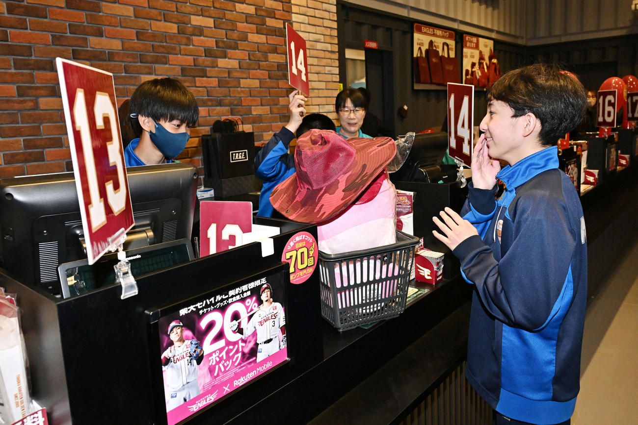 楽天対ソフトバンク　売店で職場体験する生徒たち（撮影・滝沢徹郎）