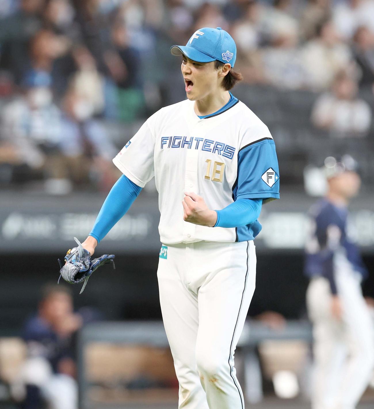 日本ハム対西武　8回表西武2死二塁、中村を打ち取り叫ぶ山崎（撮影・黒川智章）