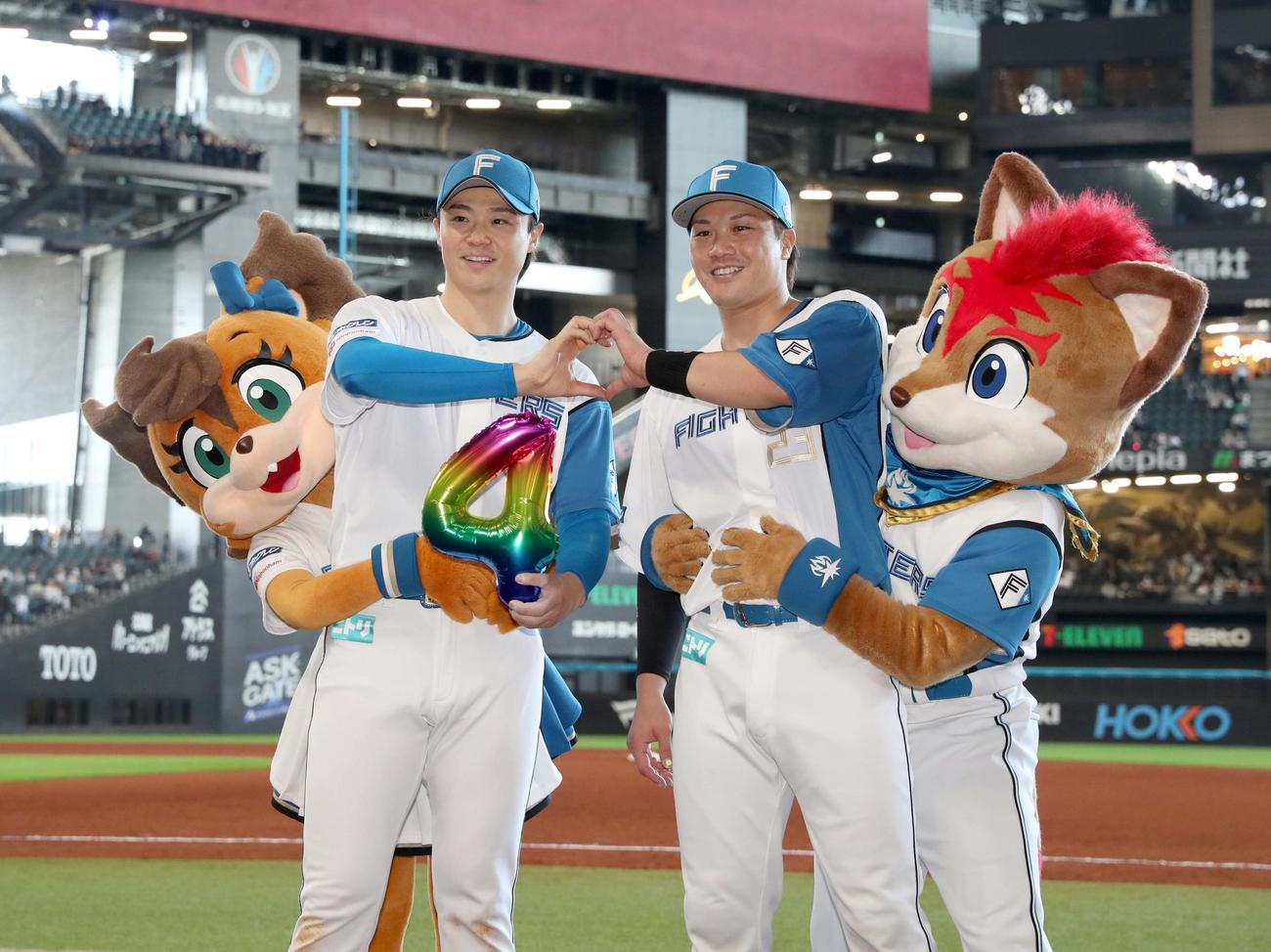 日本ハム対西武　4勝目を挙げ笑顔でポーズをとる山崎（左）と伏見（撮影・黒川智章）