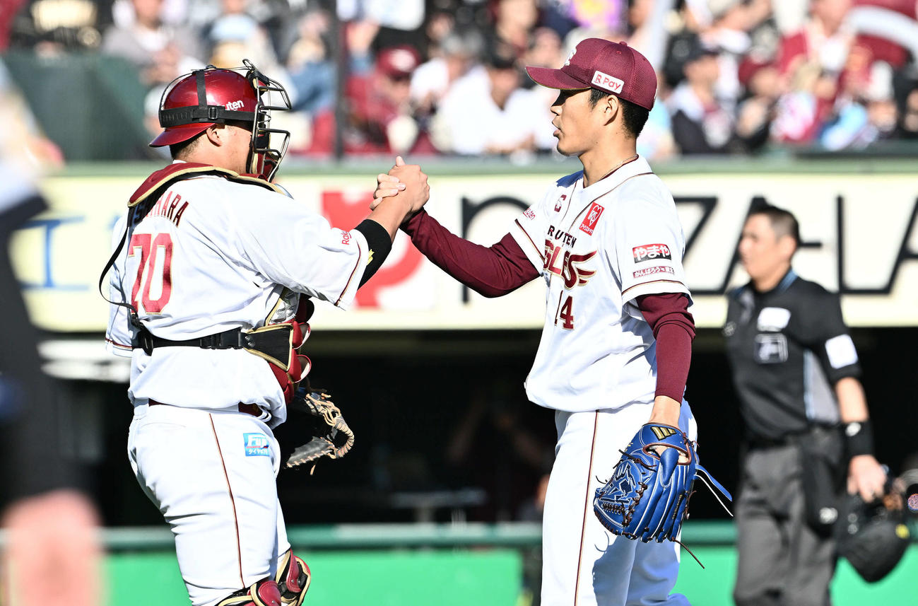 楽天対ソフトバンク　9回表、楽天4番手で登板し試合を締めた則本（右）は石原と握手をかわす（撮影・滝沢徹郎）