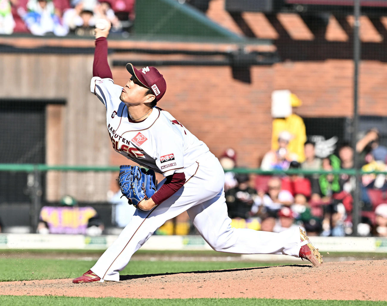 楽天対ソフトバンク　9回表、楽天4番手で登板し試合を締めた則本（撮影・滝沢徹郎）