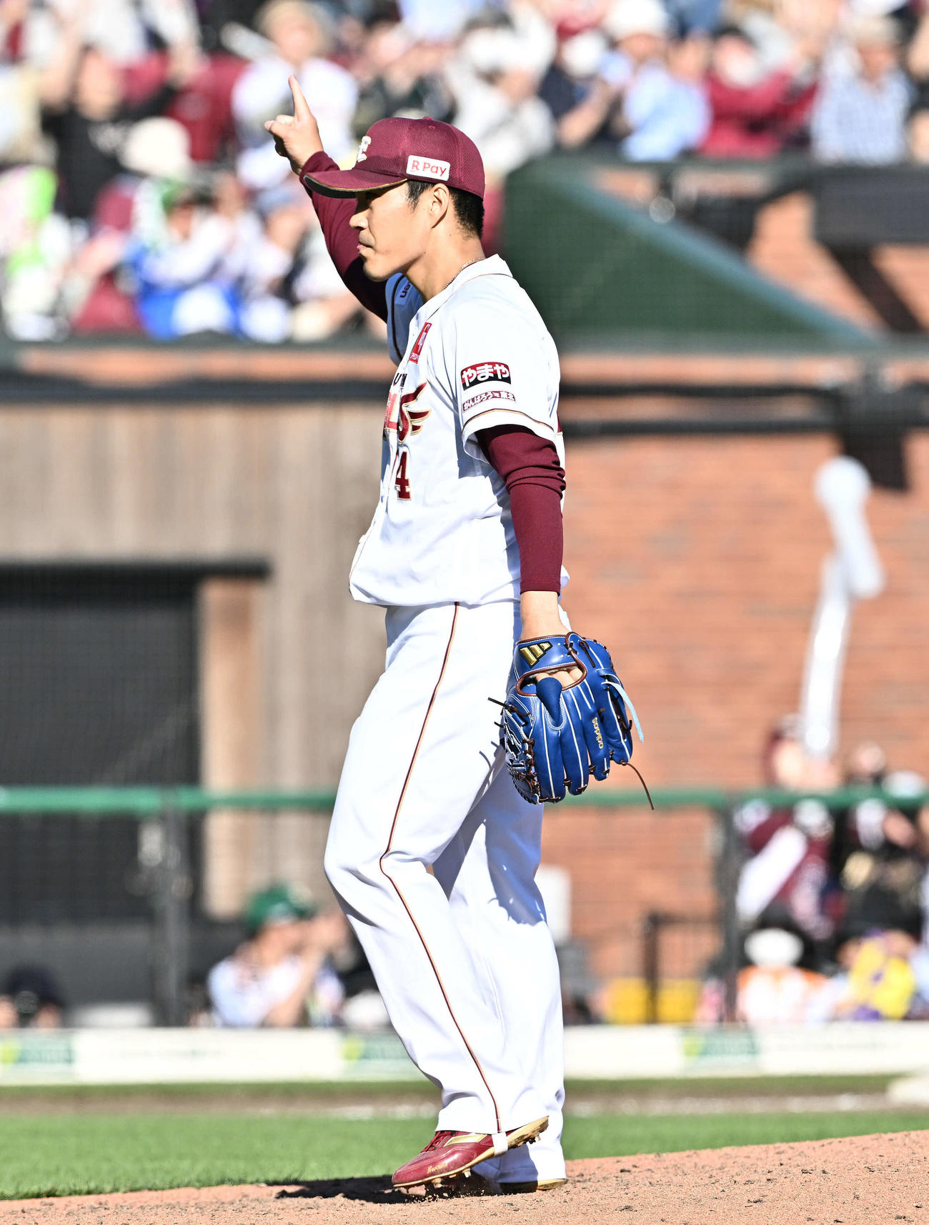 楽天対ソフトバンク　9回表、楽天4番手で登板し試合を締めた則本（撮影・滝沢徹郎）