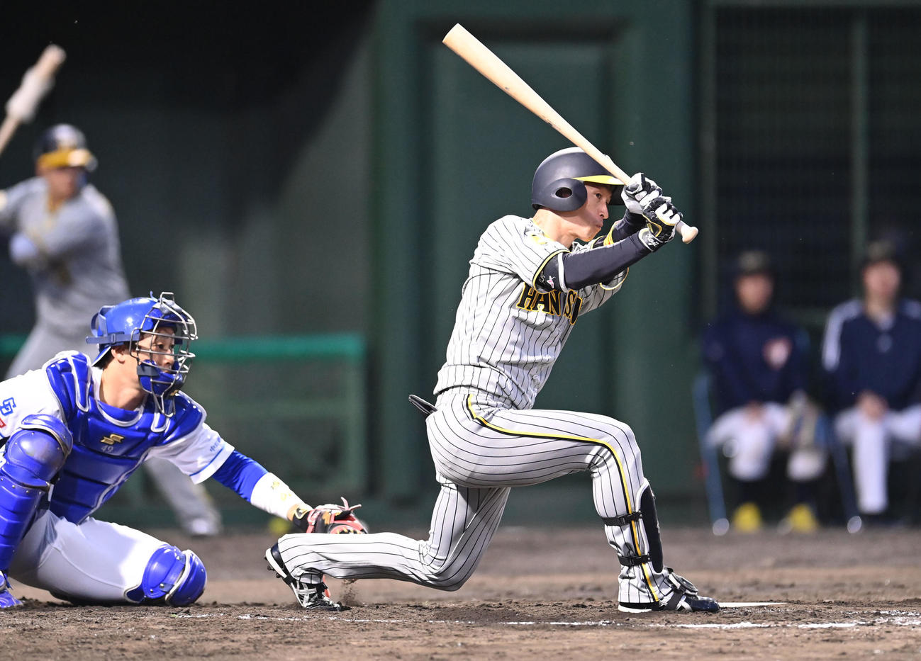中日対阪神　4回表阪神無死、右前打を放つ近本（撮影・森本幸一）