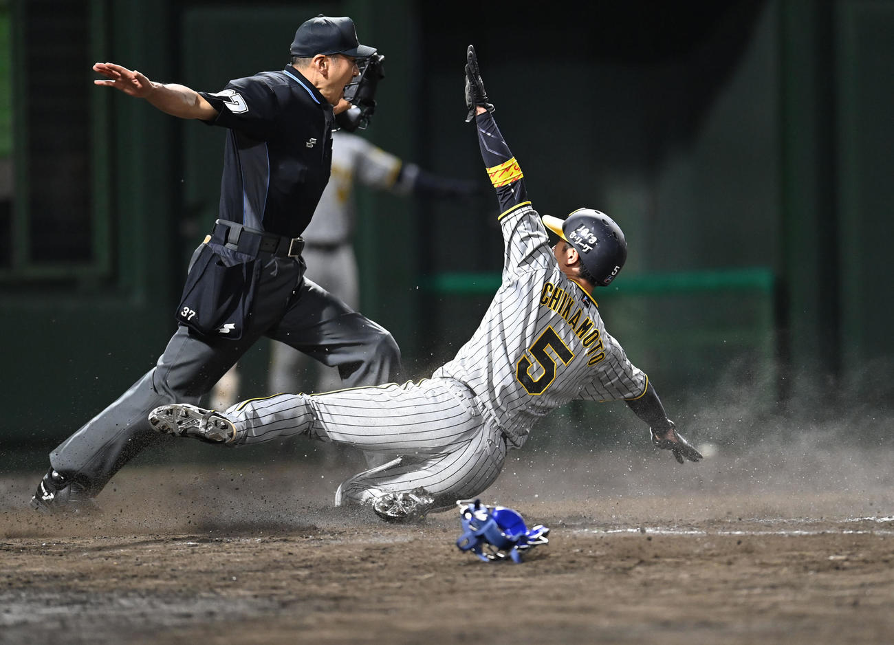 中日対阪神　6回表阪神1死二、三塁、前川の一塁への打球を一塁手中田が野選、三塁から近本が生還する。捕手は加藤匠（撮影・森本幸一）