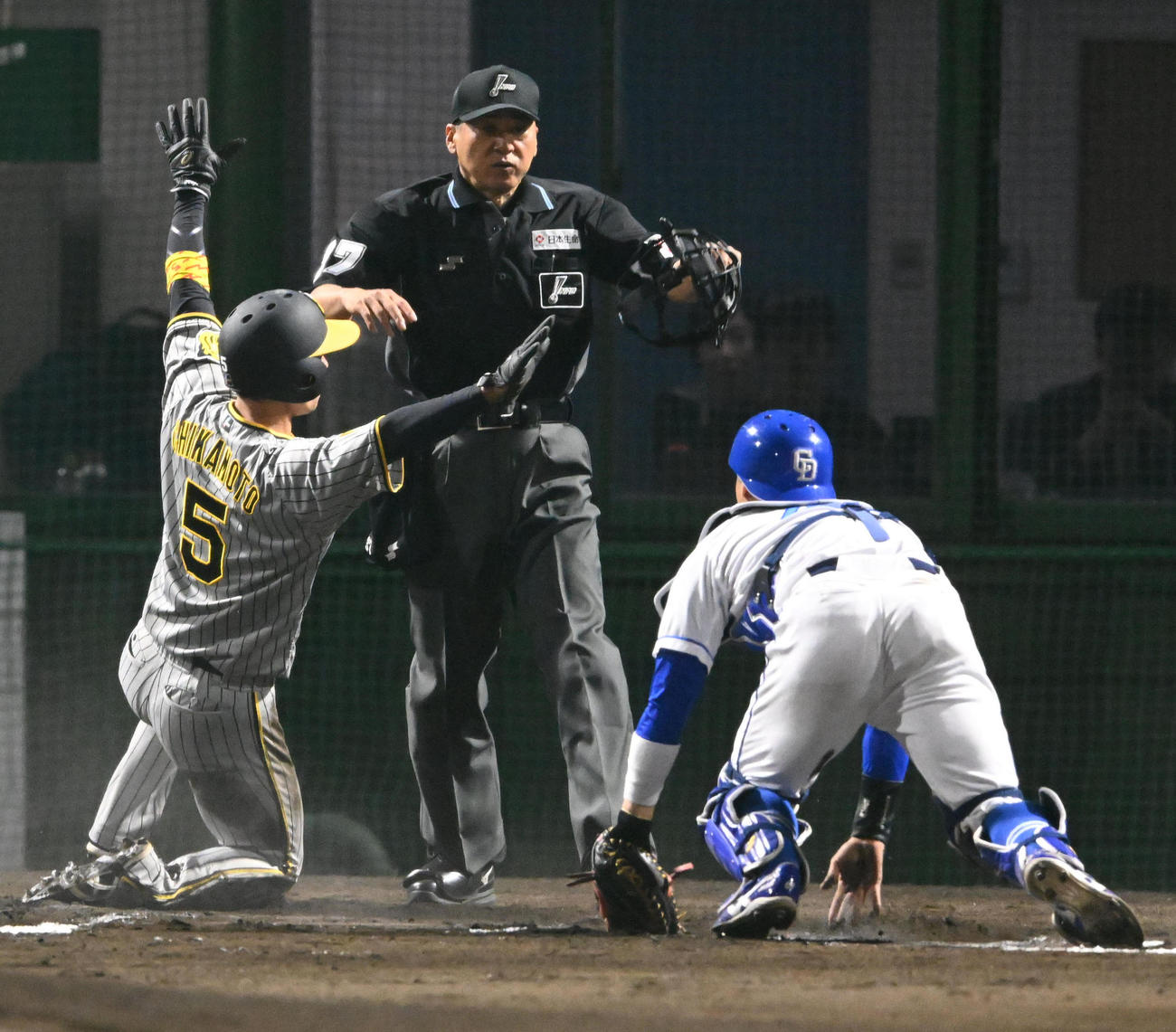 中日対阪神　6回表阪神1死二、三塁、前川の一塁への打球を中田が野選、生還する近本。捕手加藤（撮影・前岡正明）