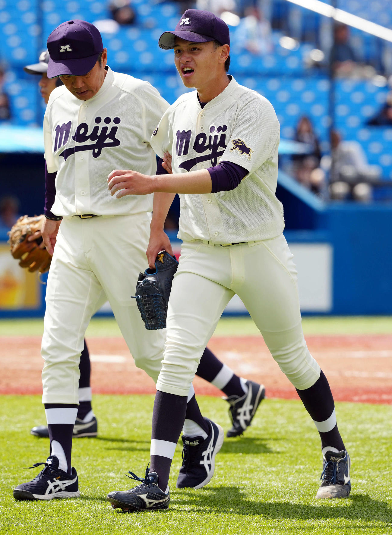 立大対明大　5回表、足がつり治療のためベンチに下がる明大・毛利（撮影・たえ見朱実）