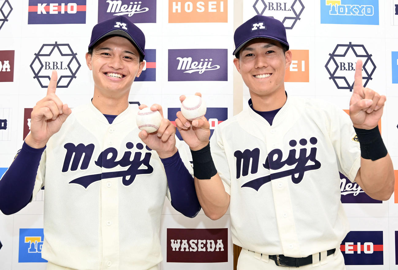 立大対明大　初勝利を飾った明大・毛利（左）と初本塁打を放った横山は笑顔で記念撮影に納まる（撮影・たえ見朱実）