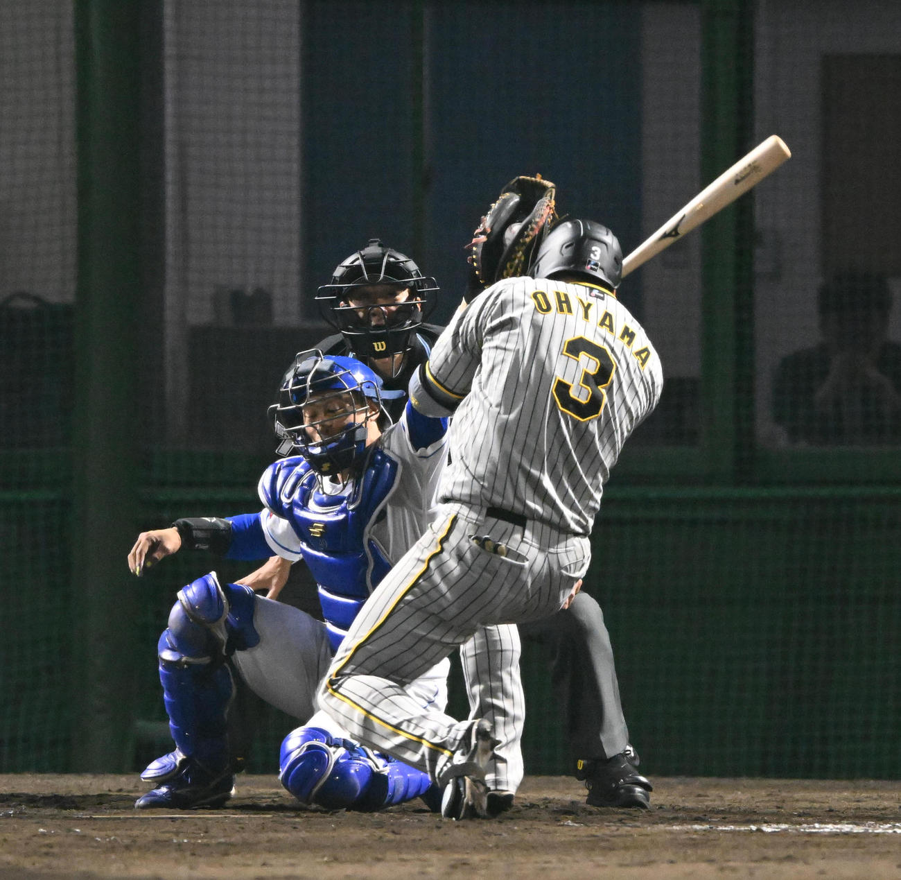 中日対阪神　7回表阪神2死二塁、頭部付近の投球にのけぞる大山（撮影・前岡正明）
