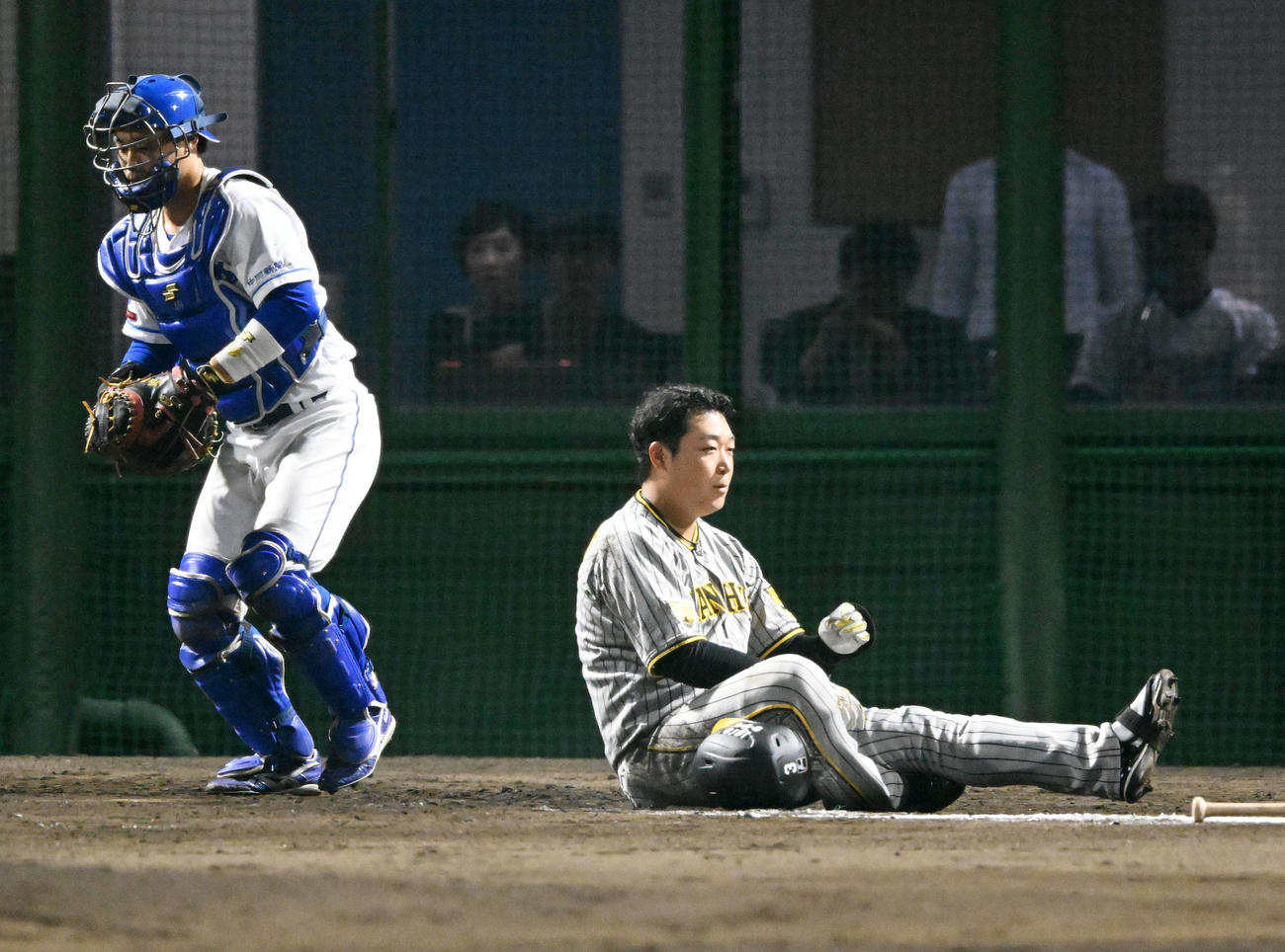 中日対阪神　7回表阪神2死二塁、頭部付近の投球に座り込む大山（撮影・前岡正明）