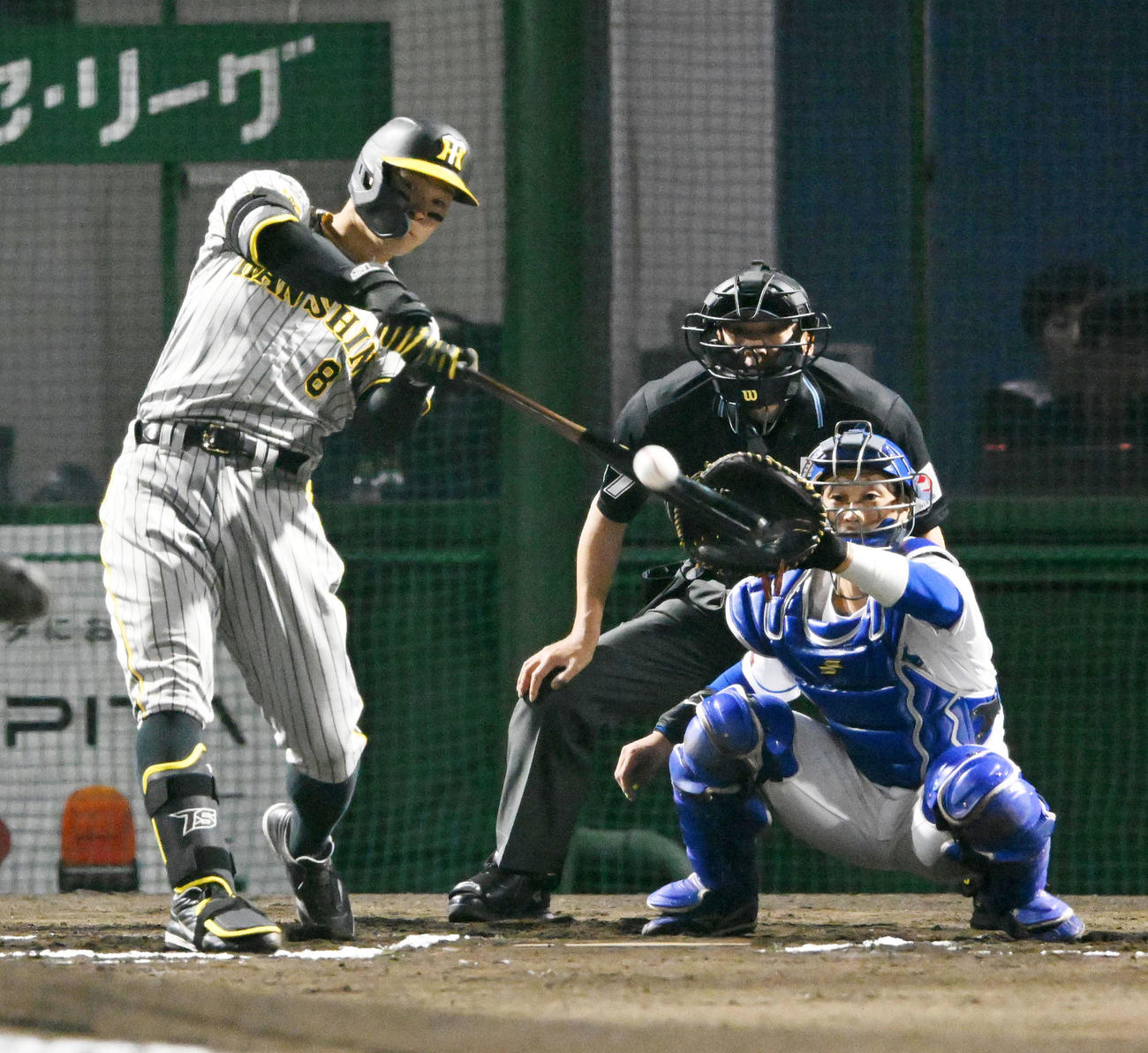中日対阪神　6回表阪神1死一塁、佐藤輝は右中間へ二塁打を放つ（撮影・前岡正明）