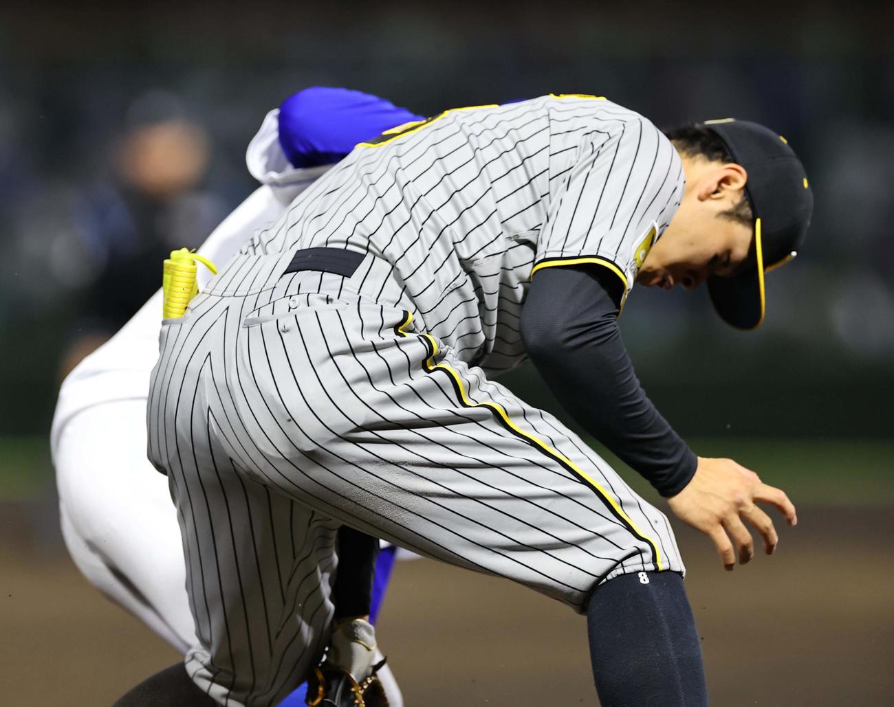 阪神対中日　8回裏中日無死二塁、佐藤輝は田中のバントを処理した坂本の送球を捕れず（撮影・上田博志）