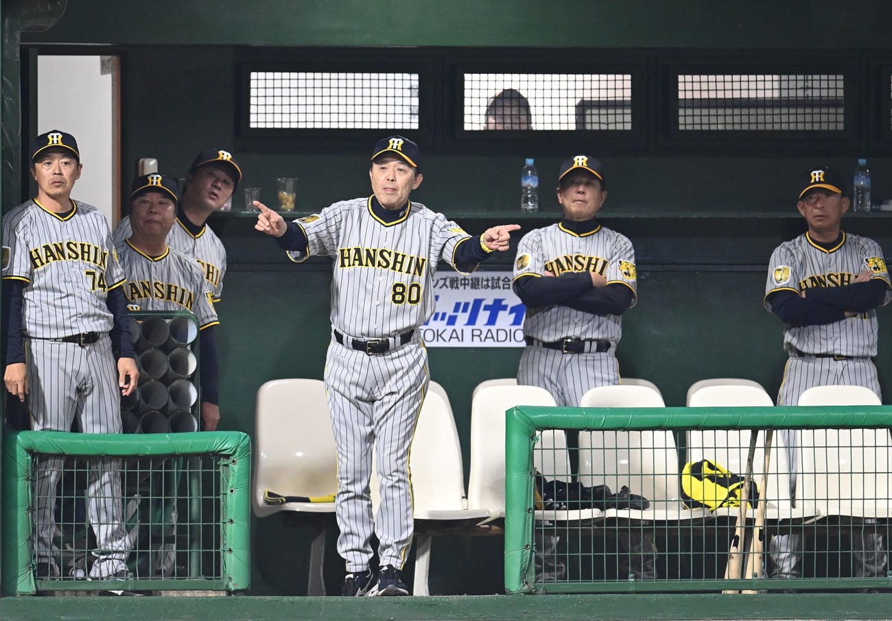 中日対阪神　7回裏中日2死一塁、リクエストをする岡田監督（右から3人目）（撮影・森本幸一）