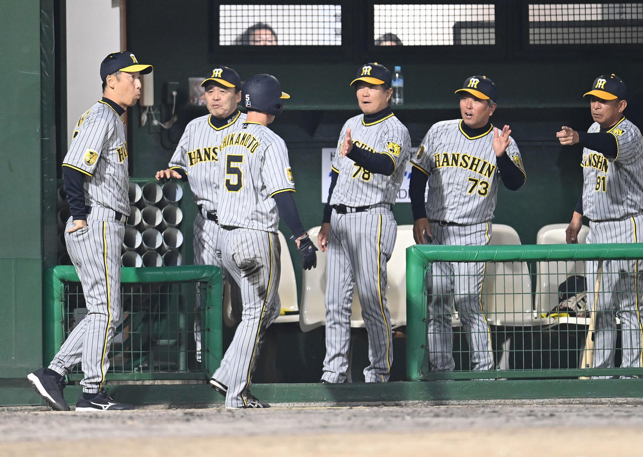 中日対阪神　6回表阪神1死二、三塁、前川の一ゴロで生還した近本を迎える岡田監督（左から2人目）（撮影・森本幸一）
