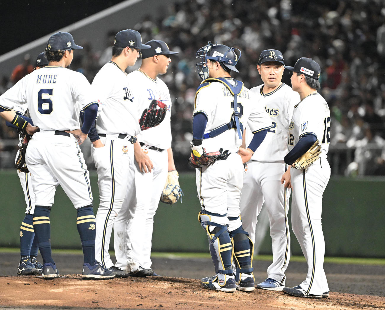 オリックス対ロッテ　5回表ロッテ1死一、二塁、山口を迎え降板となった東（撮影・和賀正仁）
