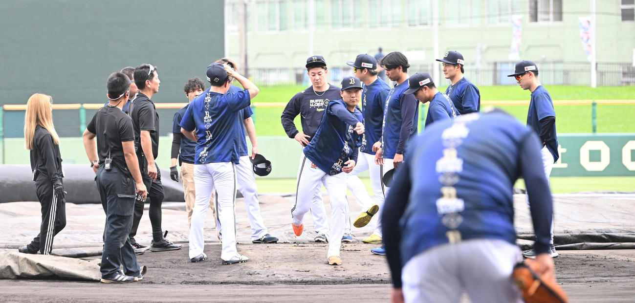 オリックス対ロッテ　沖縄セルラー那覇のマウンドを確認するオリックス東（中央）（撮影・和賀正仁）