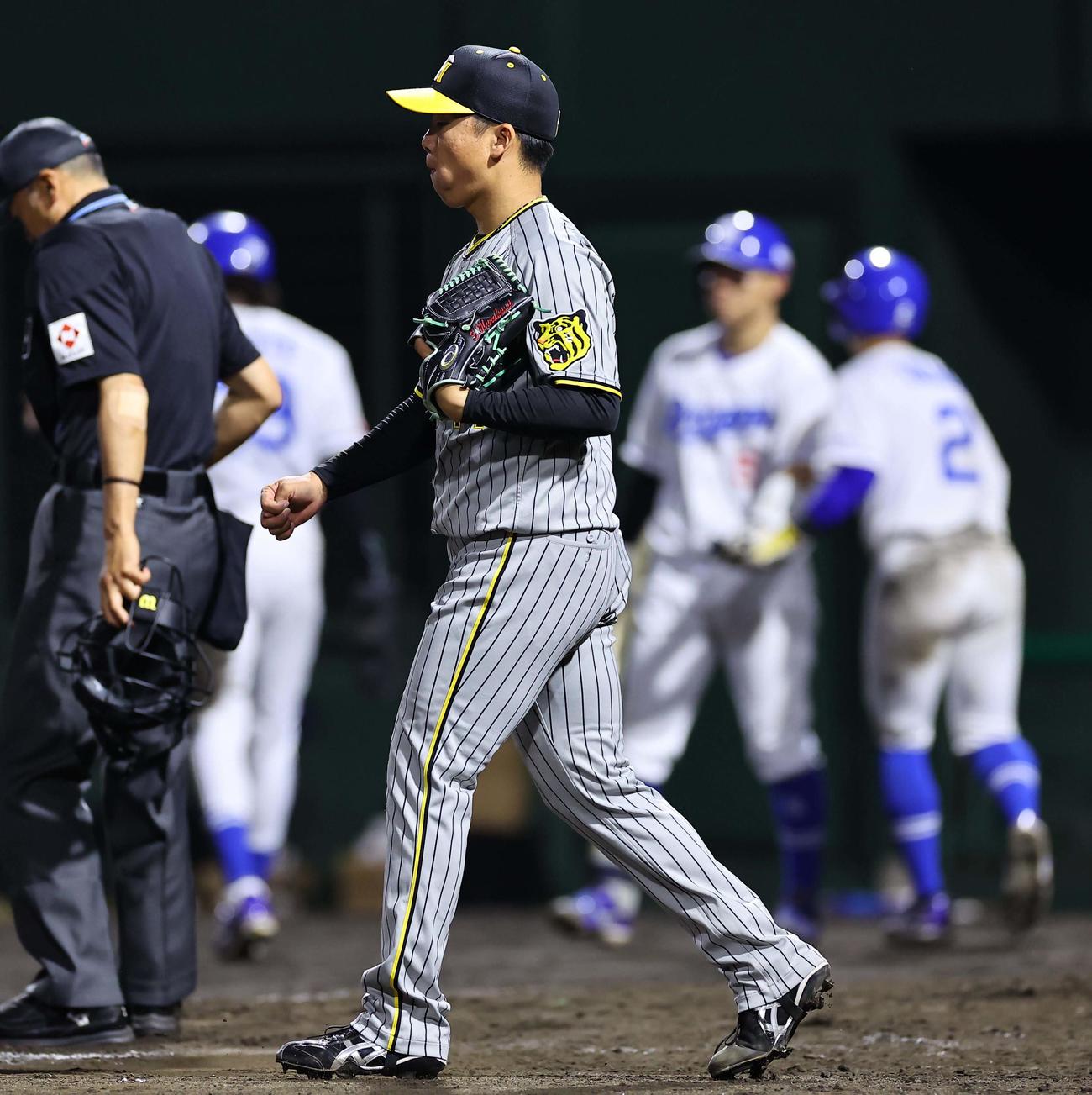 阪神対中日　8回裏中日1死満塁、村上は石川昂の勝ち越し適時打でカリステ（左）と田中（右）の生還を許す（撮影・上田博志）