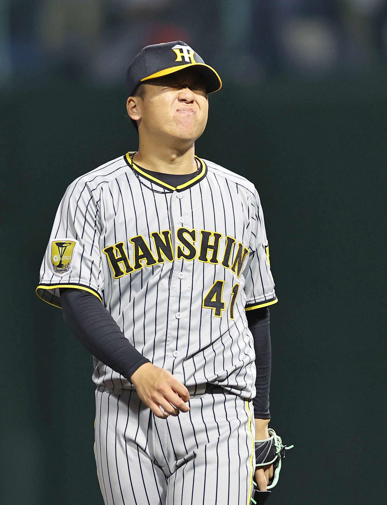 阪神対中日　8回裏中日無死一、三塁、カリステに適時打を浴びた村上は渋い表情を見せる（撮影・上田博志）