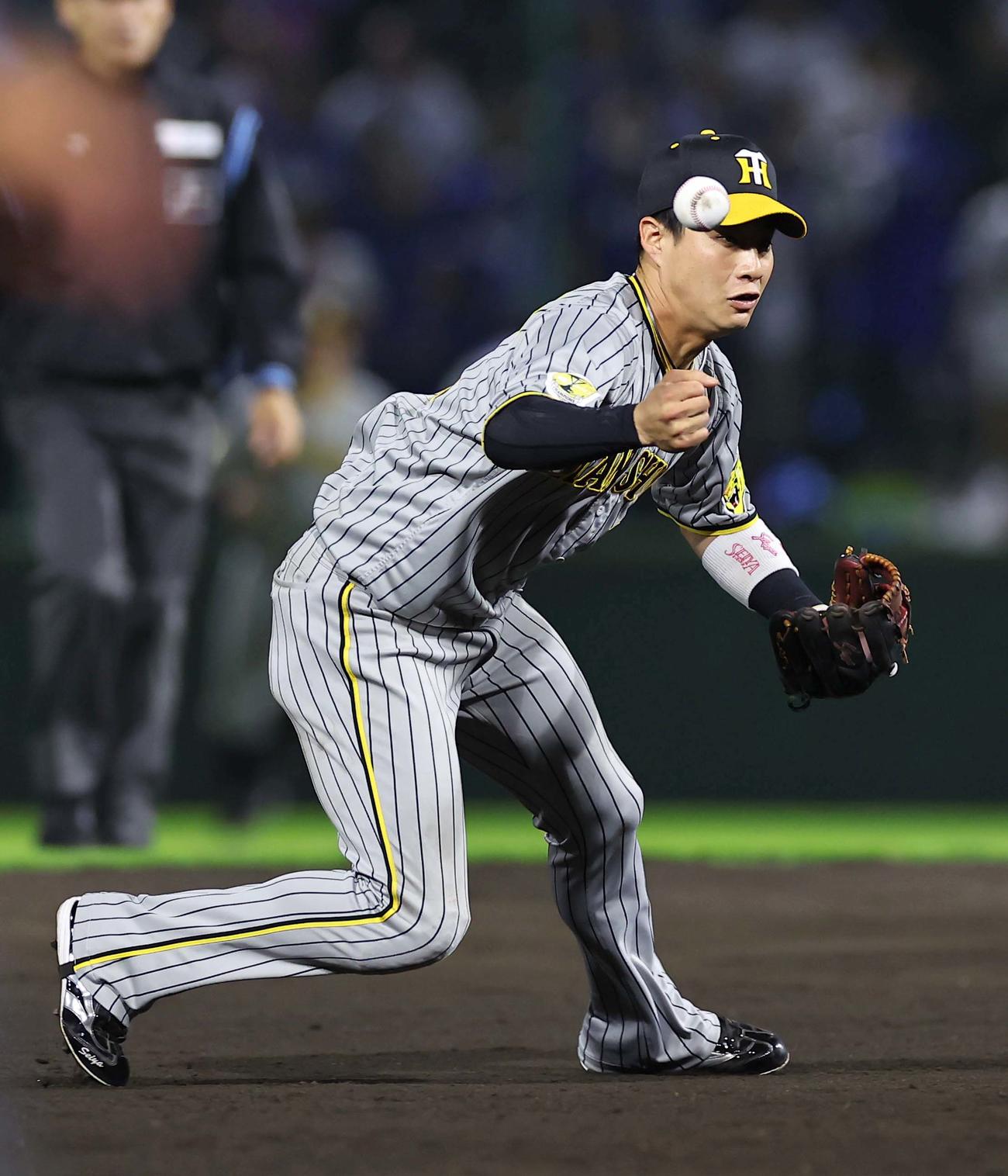 阪神対中日　7回裏中日2死、宇佐見のゴロをファンブルする木浪（撮影・上田博志）