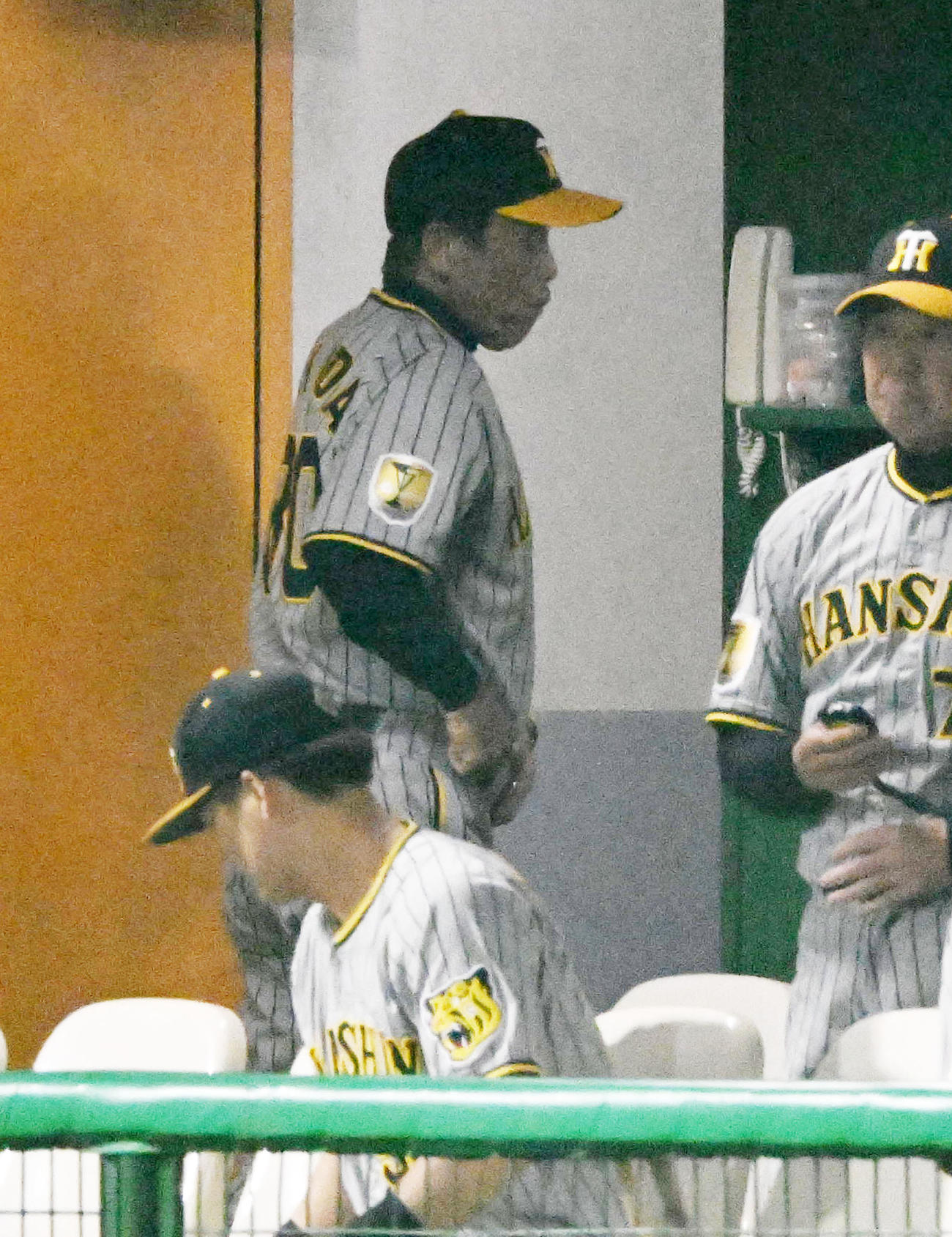 中日対阪神　中日に敗れ引き揚げる岡田監督（撮影・前岡正明）