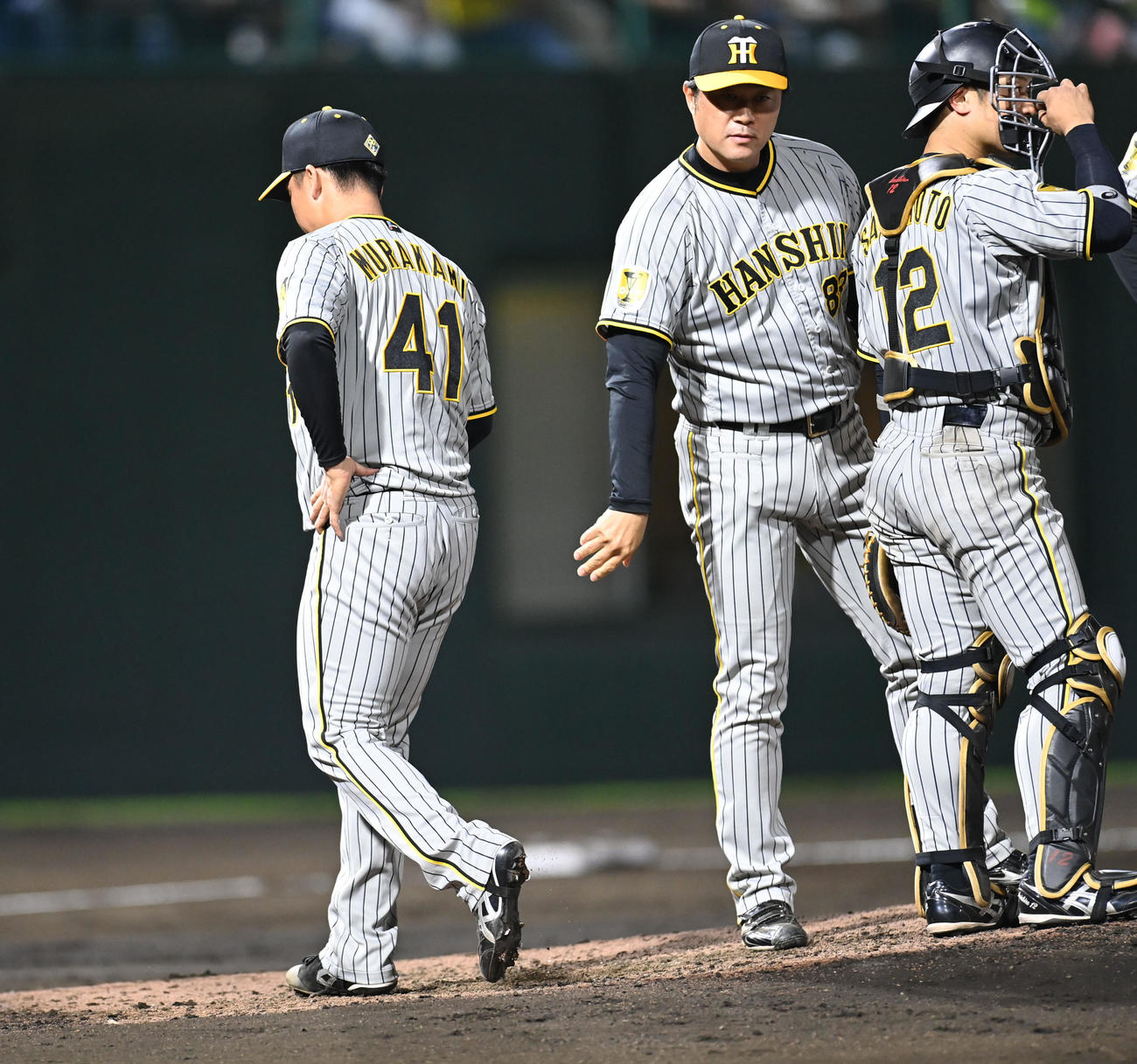 中日対阪神　8回裏中日1死一、二塁、マウンドを降りる村上（左）（撮影・森本幸一）