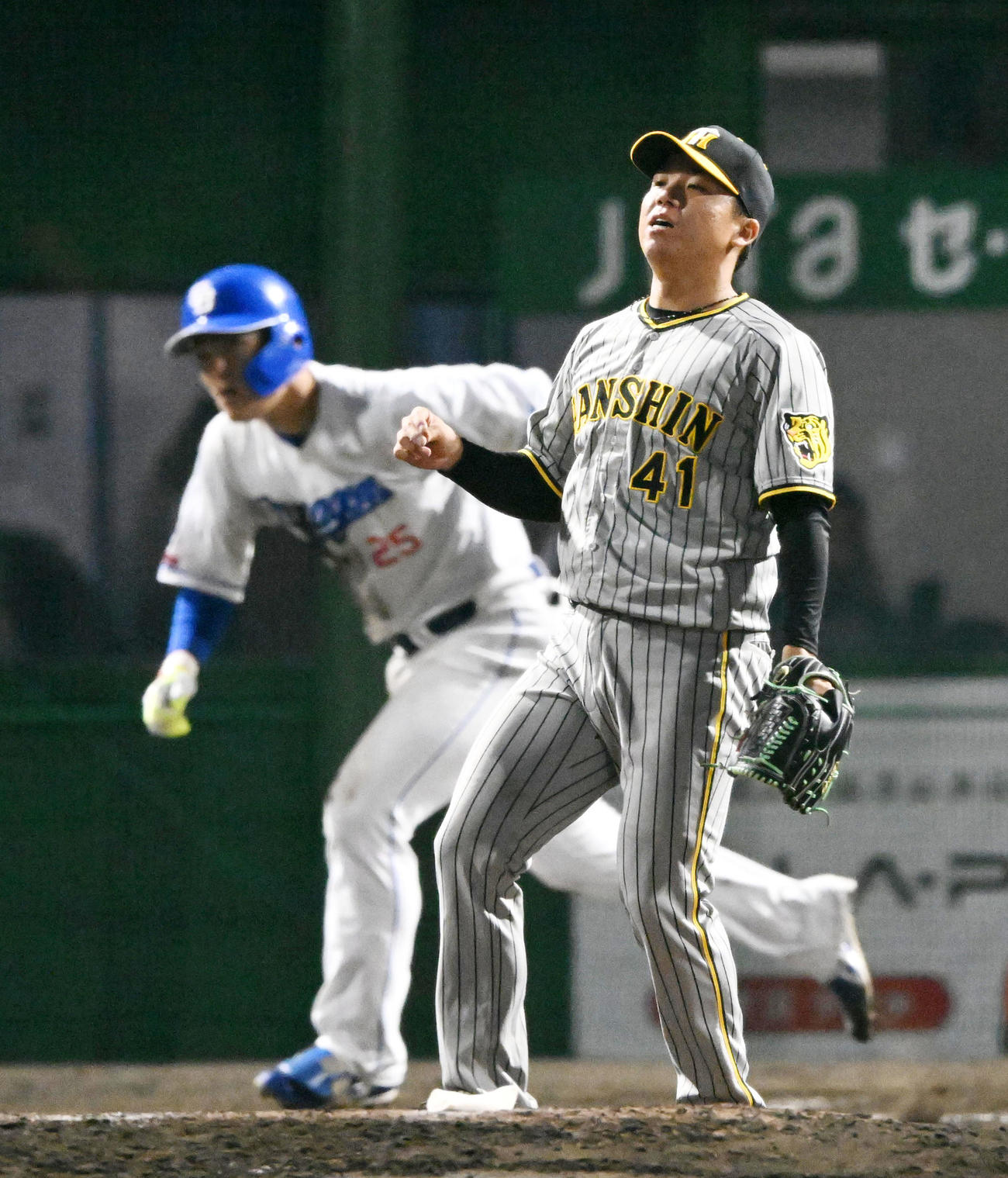 中日対阪神　8回裏中日1死満塁、石川に勝ち越しの右2点適時打を打たれがっくりする村上（撮影・前岡正明）